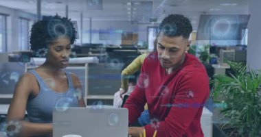 Masadaki teknisyenler dizüstü bilgisayarı tartışırken mavi HUD örtülerini etkinleştirip verileri analiz ediyorlar. Ofis, işbirliği, takım çalışması, açılış planı, iş arkadaşı, monitörler, görsel