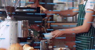 Barista 'nın espresso makinesini çalıştırması ve bardağı tutması kafe üzerinden veri grafiklerinin tırmanmasına neden oldu. Kahve evi, demleme, bardak, analitik, üst üste, sıcak, iç mekan