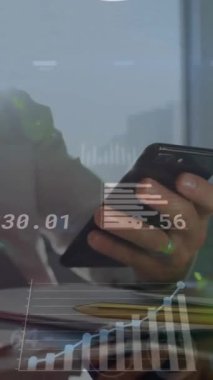 Akıllı telefon kullanan beyaz iş adamının finansal veri işleme animasyonu. Küresel iş, ağlar, bağlantılar, hesaplama ve veri işleme kavramı dijital olarak oluşturulmuş video.