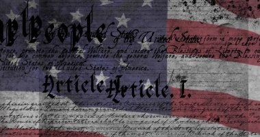 Amerikan bayrağı motifi, el yazısı anayasası metnini mürekkep lekeleriyle kaplıyor. Bağbozumu, kolaj, sıkıntı, grunge, parşömen, el yazısı, poster