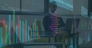 Koyu renk kazak giyen analist, ofisteki dizüstü bilgisayardaki çizelgeleri analiz ediyor. Gösterge panelleri, veriler, finans, analiz, birlikte çalışma, dinlenme odası, cam