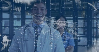 Laboratuvar önlüğü, mavi önlük, steteskop giyen doktor ve hemşire poz veriyor. Klinikte dünya haritasını gösteriyor. Takım çalışması, coğrafi, veri, dijital, yüksek teknoloji, hastane, klinik