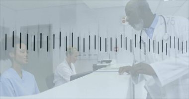 Beyaz önlüklü ve steteskoplu bir klinisyen resepsiyonda bilgisayarla konuşuyor. Resepsiyon, klinik, sağlık hizmetleri, ekip, işbirliği, evraklar, izleme