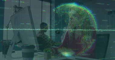 Kalem tutan, mavi kazaklı bir kadın açık ofiste holografik küreyle çalışıyor. İşbirliği, iş arkadaşları, çalışma istasyonu, ekranlar, cam, pencereler, görselleştirme