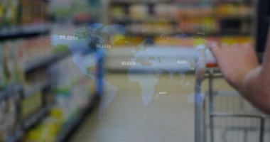 El tutuşu, alıcının kolunu kıvılcımlandırır. Önündeki el arabasında küçük römorkörler alışveriş haritası titreşir. Süpermarket, ön kol, veri, kılavuz, şeffaf, floresan, perakende