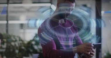 Ofiste el bilgisayarı kullanan adam holografik HUD 'yi başlatıyor ve iş haritalarını analiz ediyor. Artırılmış, gerçeklik, tablet, akıllı telefon, profesyonel, çalışma alanı, grafikler