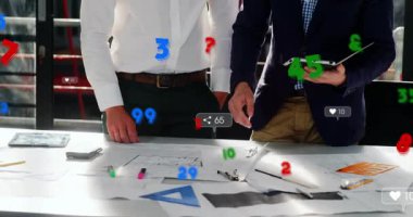 Tableti tıkırdatan sağ adam, tasarım incelemesi için planlara yaslanmış bir adam. İşbirliği, planlar, taslak, düzen, stüdyo, çalışma alanı, odaklanma