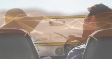 Sürücü sürüşü ve mercek parlaması süpürüyor, sürücü şapka takıyor, yolculukta gülümsemesini paylaşıyor. Üstü açık, kıyı, deniz kenarı, güneşli, ufuk, kahkaha, çift