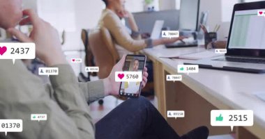 Canlı yayında telefonu tutan adam, yumurtlayan kalpler yükselen tezgahları sever ve pazarlama için zayıflar. Ofis, işbirliği, takım çalışması, açılış planı, üretkenlik, örtüşmeler, yayın