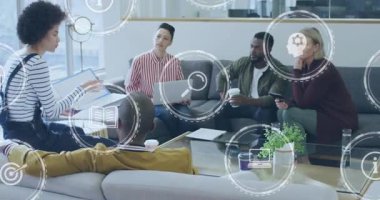 Sunucu dosya çevirme ve brifing ekibi ofiste, meslektaşlar ikonların havada süzülmesini izliyor. İşbirliği, takım çalışması, toplantı, beyin fırtınası, şirket, dinlenme odası, gündüz