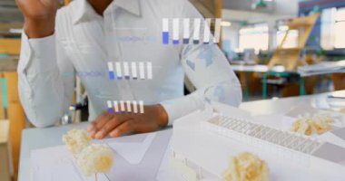 Mimari dokunmatik model sonra kalemi kaldırır, HUD çizelgelerinin hizalanmasına ve yol gösterici plan gözden geçirmesine neden olur. Güçlendirilmişlik, planlar, minyatürler, tasarım, tefekkür, gün ışığı, stüdyo