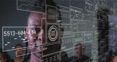 Kamera insana yakınlaşıyor, kayan verileri üst üste yerleştiriyor ve teknoloji için saydam ekranda yüz hizasına geliyor. Holografik, görüntü, işbirliği, sunum, ölçüler, takım çalışması, profesyoneller