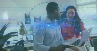 İş dünyasında takım çalışması, kadın işaret etme görevi, akran işletim dizüstü bilgisayarı, HUD, barikat geçişi. İşbirliği, iş arkadaşları, profesyonel, açılış planı, ofis, monitörler, masa başı