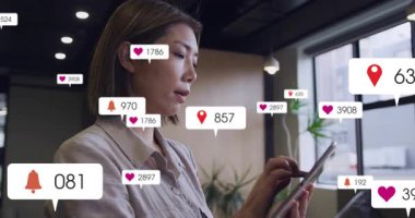 Kadın pazarlamacının telefonu dinlemesi, kalp çanı pim baloncuklarının izleme ölçümleri sırasında çoğalmasına neden oluyor. Dokunmatik ekran, üretkenlik, pazarlama, teknoloji, ofis, salon, modern