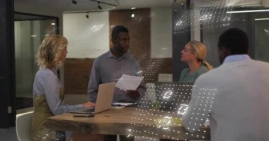 Merkez adam gazete okuyor ve ikili kaplama başlatılıyor, takım iş incelemesi için dizüstü bilgisayar kullanıyor. İşbirliği, konferans, ofis, toplantı, veri, analiz, sunum