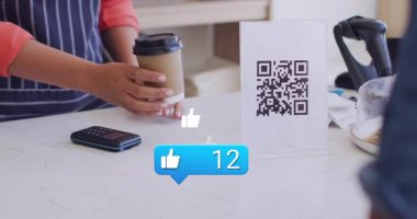 Sunucu fincanı yerleştiriyor, POS 'u kafe tezgahına yerleştiriyor, ödemeyi tamamlarken QR etrafında yükselmeyi seviyor. Barista, check out, smartphone, pasta, tabela, dijital, nişan