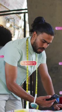 Sosyal medya simgelerinin iş adamı üzerinde canlandırılması. Küresel sosyal medya, iş dünyası, finans, hesaplama ve veri işleme kavramı dijital olarak oluşturulmuş video.