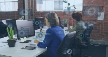 HUD yükselen, azalan, yönetilen desteği kaplarken, mavi kulaklıklı bir masa ajanı ekranda hareket ediyor. İşbirliği, takım çalışması, ofis, açılış planı, holografik, üretkenlik, modern