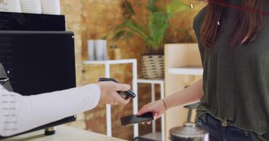 Kahve parasını ödemek için telefonu dinleyen müşteri. Kasiyer terminali tutarken, numara üst üste biniyor. Bağlantısız, ödeme, kafe, sayaç, akıllı telefon, taşıyıcı, minimalist