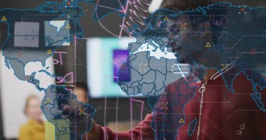 İş yerinde cam üzerine çizim yapan sunucu, dijital harita örtüşmesine başlarken planı açıklıyor. Beyaz tahta, işbirliği, toplantı, sunum, veri, görselleştirme, teknoloji