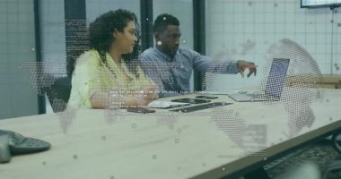 Meslektaşlar yan çiziyor, dizüstü bilgisayarı işaret eden adam incelemeye başlıyor, iş dünyası ön planda nokta nokta şeklinde duruyor. İşbirliği, takım çalışması, toplantı odası, tartışma, defter, harita, dijital