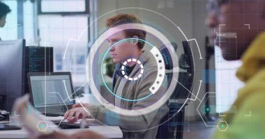 Teknoloji ofisinde dizüstü bilgisayarda yazı yazan kızıl saçlı mühendis HUD 'yi masa başı verileri sıralamaya sokmuş. Holografik, üstüste, odaklanma, işbirliği, gün ışığı, monitörler, teknoloji