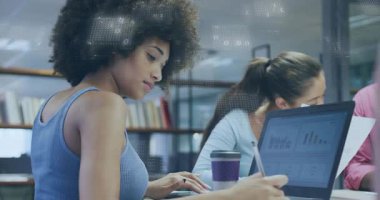 Daktilo kullanan, at kuyruklu, el kaldıran, iş için dizüstü bilgisayarı etiketleyen bir kadın. İşbirliği, takım çalışması, birlikte çalışma, kütüphane, tartışma, odak, analiz