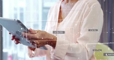 Tablet tutan kadın ekranı eğip tıkırdatıyor, yapay zekayı çalıştırıyor, teknolojiye mesaj gönderiyor. Aygıt, üst üste, hologram, bildirimler, verimlilik, ofis, modern