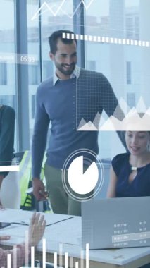 Ofiste işbirliği yapıyor, iş ekibi ekranda veri analizi animasyonunu kullanıyor. Takım çalışması, işbirliği, yenilik, beyin fırtınası, teknoloji, strateji