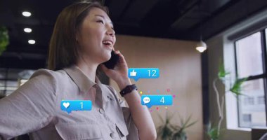 Ofis profesyoneli telefonda konuşuyor. Sosyal baloncukların büyümesine ve nişanlanmalarına neden oluyor. Akıllı telefon, iş kadını, içişleri, şehir içi, minimalist, iletişim, bağlantı