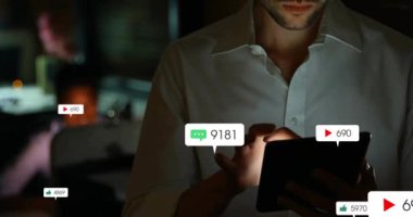 Ofiste tableti tıkırdatan adam, iş yaparken yüzleri kalabalık olan alarm simgeleri üretiyor. Bildirimler, ekran, aygıt, tefekkür, akşam, dinlenme, bokeh