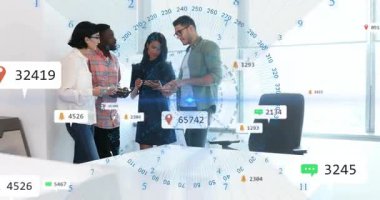 İşletme ekibi masanın etrafına yaslanıyor ve planlama için harita iğneleri gösteriyor. İşbirliği, takım çalışması, konferans, toplantı odası, tablet, kaplama, artırılmış