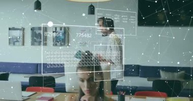 Yeşil klasörlü bir adam giriş yapıyor. İnceleme başlatılıyor. AR verilerini güncellerken iki adam telefona danışıyor. İşbirliği, ofis, birlikte çalışma, takım çalışması, artırılmış gerçeklik, analiz