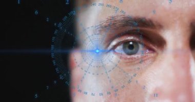 Mavi el bilgisayarı sağ gözünün üzerinde belirdiğinde gözlerini sabitleyen bir adam, gözbebeğini tarıyor, biyometri için göz kırpıyor. Iris, reticle, overlay, close-up, cyan, futuristik, digital