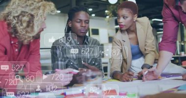 Pazarlama ekibi yerleşim planlarını merkez hoparlör olarak belirtiyor. Kırmızı işaret veriyor. Telefondan ölçümler yükseliyor. İşbirliği, beyin fırtınası, tasarım, markalaşma, ofis, iş birliği, açılış planı