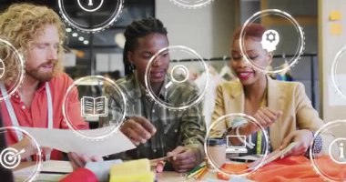 Stüdyo simgelerindeki kumaşları karşılaştırıp renk seçen 3 tasarımcı. İşbirliği, renk yolu, tekstil, kartonpiyer, palet, malzeme, birlikte çalışma