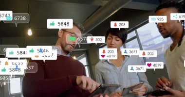 Tablet üçlüsüne tıklayan adam, içerik bildirimlerini gözden geçiriyor. Sel baskınları, pazarlama faaliyetleri. İş, ofis, işbirliği, ekip, cihazlar, şehir, çatı katı