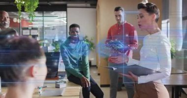 Sunucu klasörü açıyor ve teknik güncellemeleri sunuyor. Takımın onayı isteniyor. Tablette holografik UI var. İşbirliği, toplantı, ofis, modern, işbirliği, iş arkadaşları, teknoloji