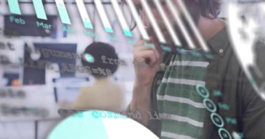 Tablet üzerinde çalışan sakallı bir adam. Animasyon çizelgeleri iş analizi için genişliyor. Veri, görselleştirme, analitik, gösterge paneli, eşleştirme, işbirliği