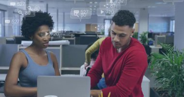 Kadın konuşuyor, erkeğin işaret ettiği dizüstü bilgisayarda el kol hareketi yapıyor pazarlama ölçümlerini gözden geçiriyordu. Ofis, işbirliği, takım çalışması, açık plan, bilgisayar, tartışma, bildirimler