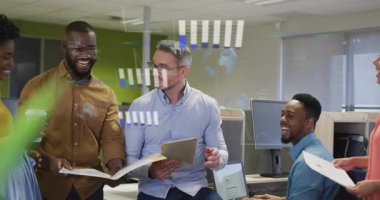 Takım lideri tablet, grup teftişi ofiste, animasyon çizelgeleri bulanıklaşıyor ve zayıflıyor. Meslektaşlar, işbirliği, tartışma, veri, küre, ciltleyici, kahve