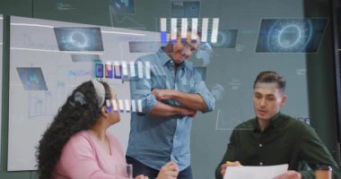 Yönetici bilekleri kontrol ediyor, eğiliyor, tasarım eleştirisi yapıyor, İ.Ö. süpürürken takım altını çiziyor. İşbirliği, konferans, yönetim kurulu, beyaz tahta, çizimler, modeller, kaplamalar