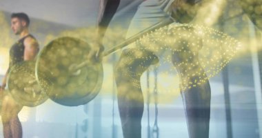 Çekici halter, kolsuz tişört ve jimnastik salonunda altın bokeh ile kısa şort eğitimi. Ağırlıklar, partnerler, atletik, güç, tesis, aynalar, kablolar