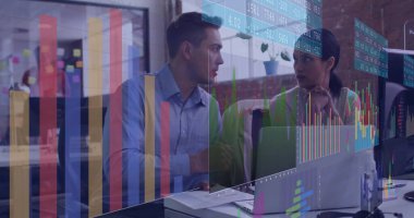 Açık mavi gömlekli bir adam ve modern ofiste dizüstü bilgisayarlı açık bluzlu bir kadın. İşbirliği, analitik, veri tabanı, grafikler, açılış planı, tuğla duvar, bitkiler