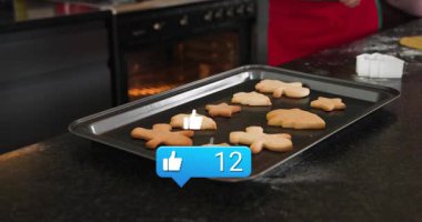 Pişirmek için fırına tepsi koyan kıdemli fırıncı, tepsinin yanında yükselen tezgah gibi, şarap tutan yardımcı gibi. Çerezler, mutfak, aile, işbirliği, rahat, şenlikli, gelenek