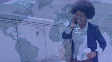 Kahveli HUD haritayı gösteren bir haritayla merdivenleri çıkarken yönetici iş çağrısına cevap veriyor. Kadın, blazer, akıllı telefon, fincan, banliyö, dijital, kurumsal