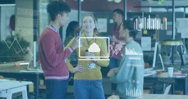 Üç iş arkadaşı ön planda sohbet ederken, veriler güncelleme yapıyor, animasyon iş haritalarını örtüyor. Ofis, işbirliği, açılış planı, kahve, halat, tartışma, takım çalışması