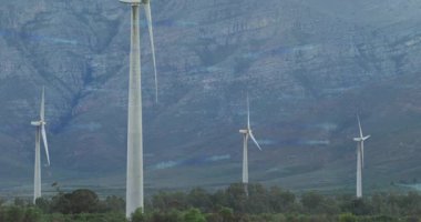 Gelen veri akışı geliyor, ana türbin dağın yakınında dönerken mavi örtüler verileri gösteriyor. Windfarm, yenilenebilir, peyzaj, aralık, orman, bulutlu, rotorlar