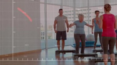 Fitness step sınıfını yöneten eğitmen, grup adımları ve dengeleme, adımlarla senkronize kırmızı grafik. Aerobik, kardiyo, denge, stüdyo, şehir manzarası, platformlar, koordinasyon