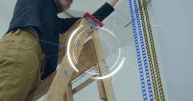 Erkek teknisyen tırmanma merdiveni ve yüksek çözünürlüklü onarım sırasında mavi dişliyi hizalamak. Mekanizma, kordonlar, parantez, bakım, atölye, sanayi